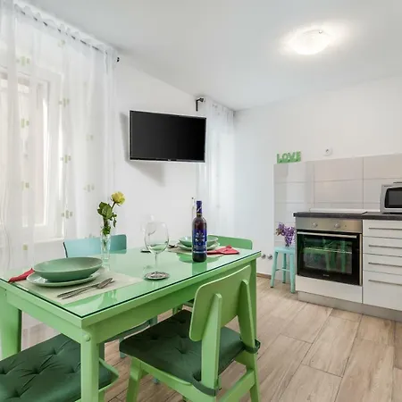 Adeona Apartman *