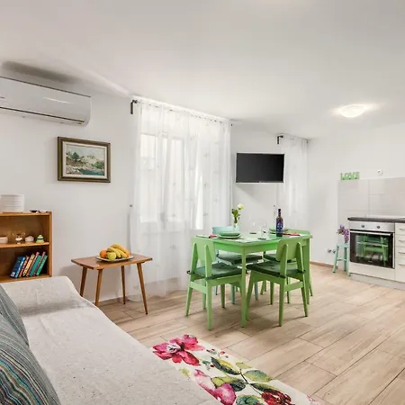 Adeona Apartman *
