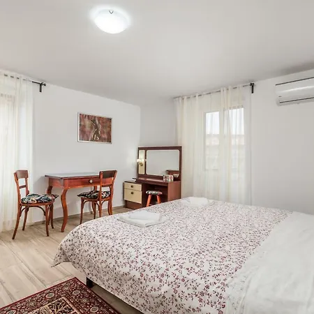 Διαμέρισμα Adeona *